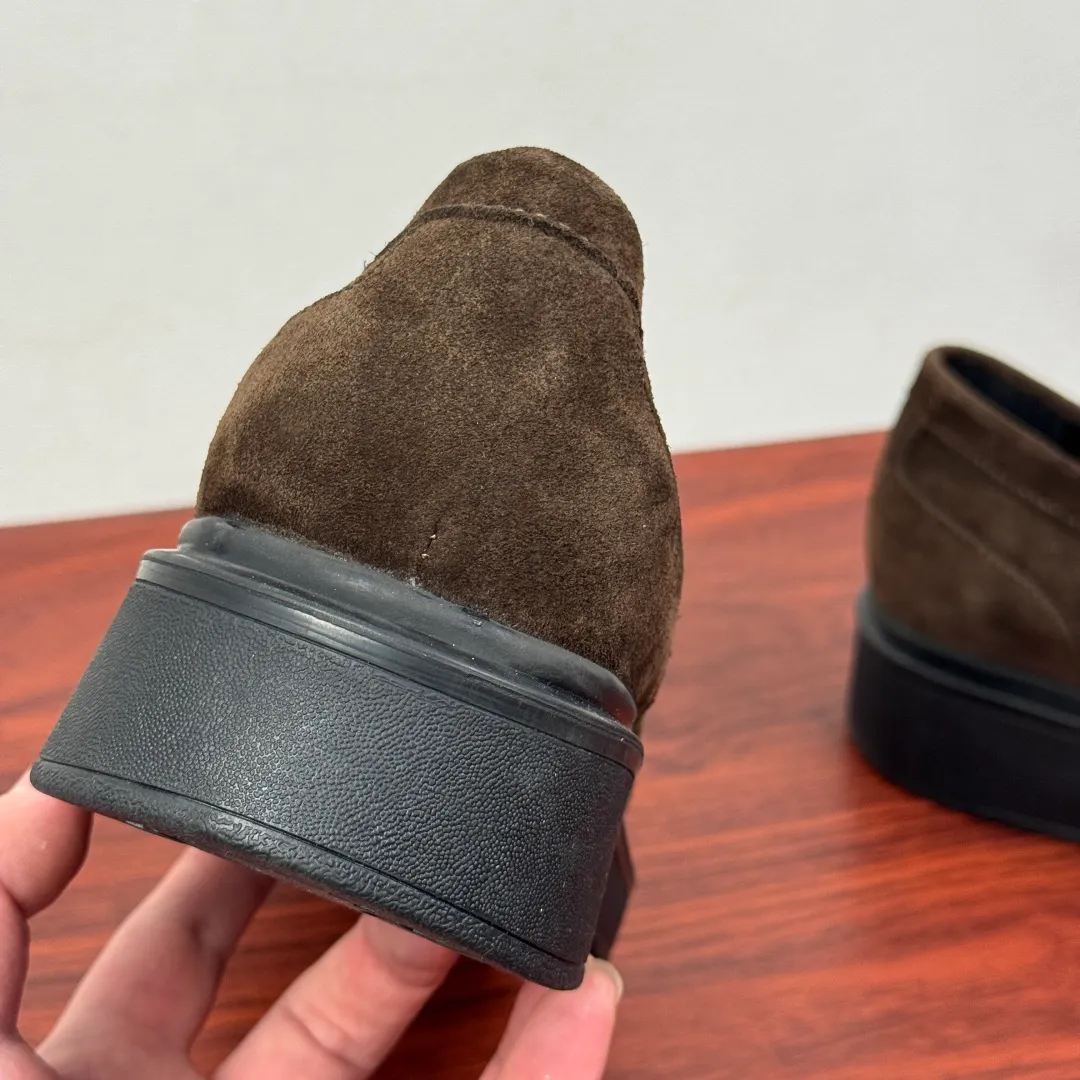 Batch 800 Gucci/Gucci new men's loafers with GG details, thick-soled slip-ons! The design of this men's lace-up shoe is rooted in the brand's heritage. It is carefully crafted from high-quality calfskin/open-edge beaded cowhide/suede cowhide. It is made of various leather types and is embellished with GG printed embossed suede leather details, which pays homage to Gucci's classic monogram. The rubber sole with GG pattern adds a modern touch to the design. Classic and simple sponge cake style design. European and American classic version, full calfskin lining. The overall upper texture is soft. The lining is comfortable and breathable. 2CM thickened soft rubber sole, easy to control. Versatile and stylish on the foot. Available in multiple colors to meet different matching needs. Full package! Size: 39-40-41-42-43-44 leather shoe size (can be customized to 38.45.46) Item number: 7826 Loafers, suede